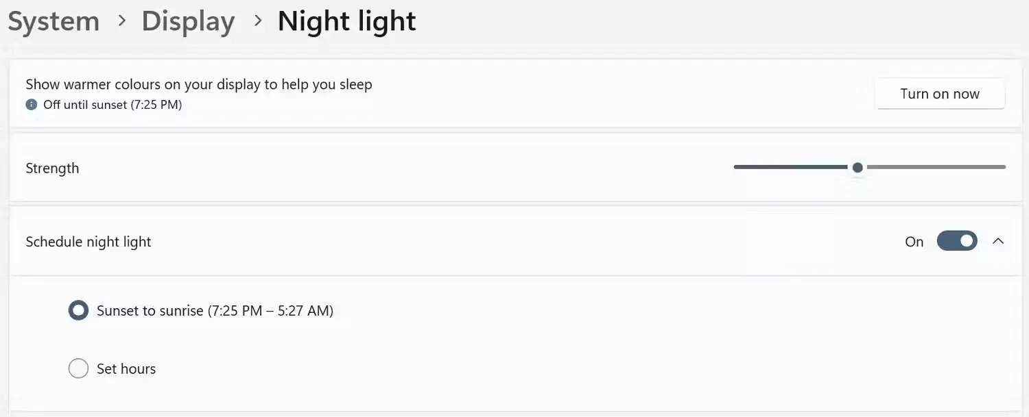 Mengubah pengaturan fitur night light di aplikasi Settings Windows.