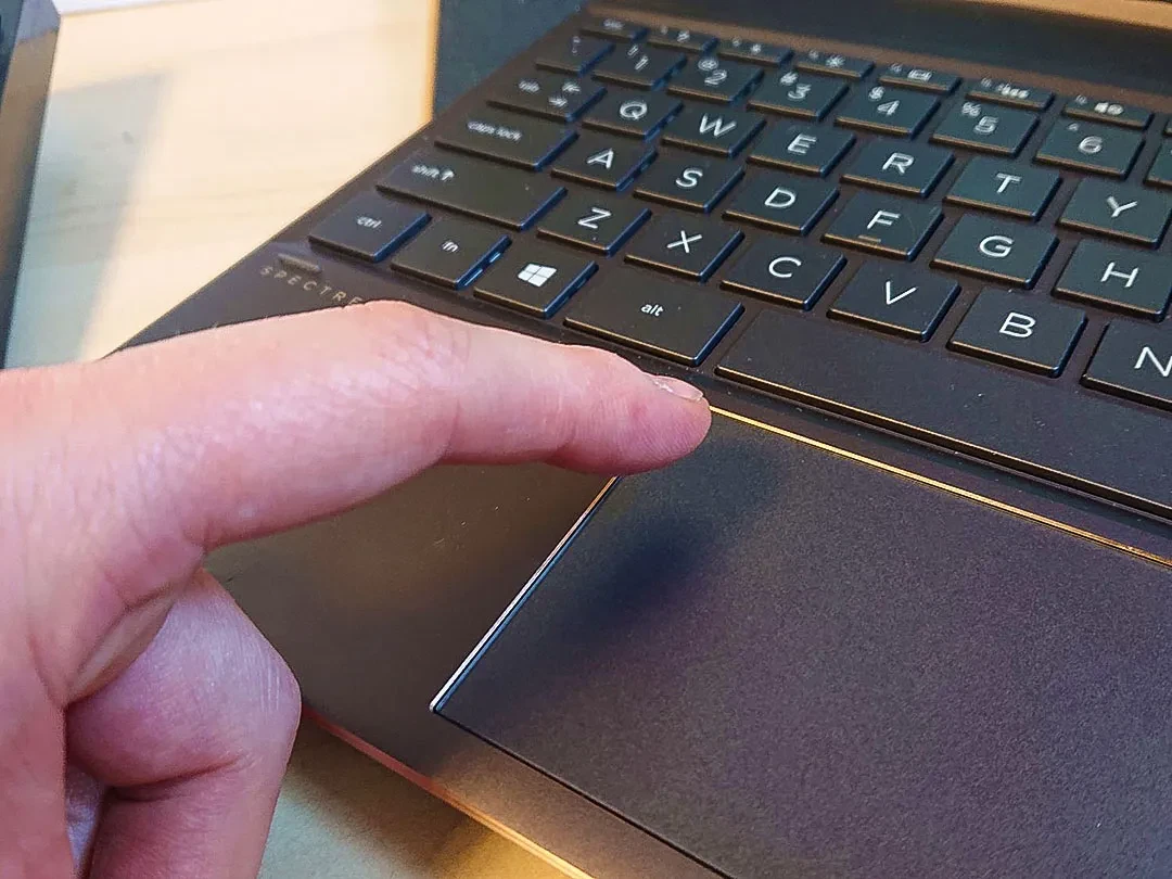 1 ilustrasi menggunakan laptop