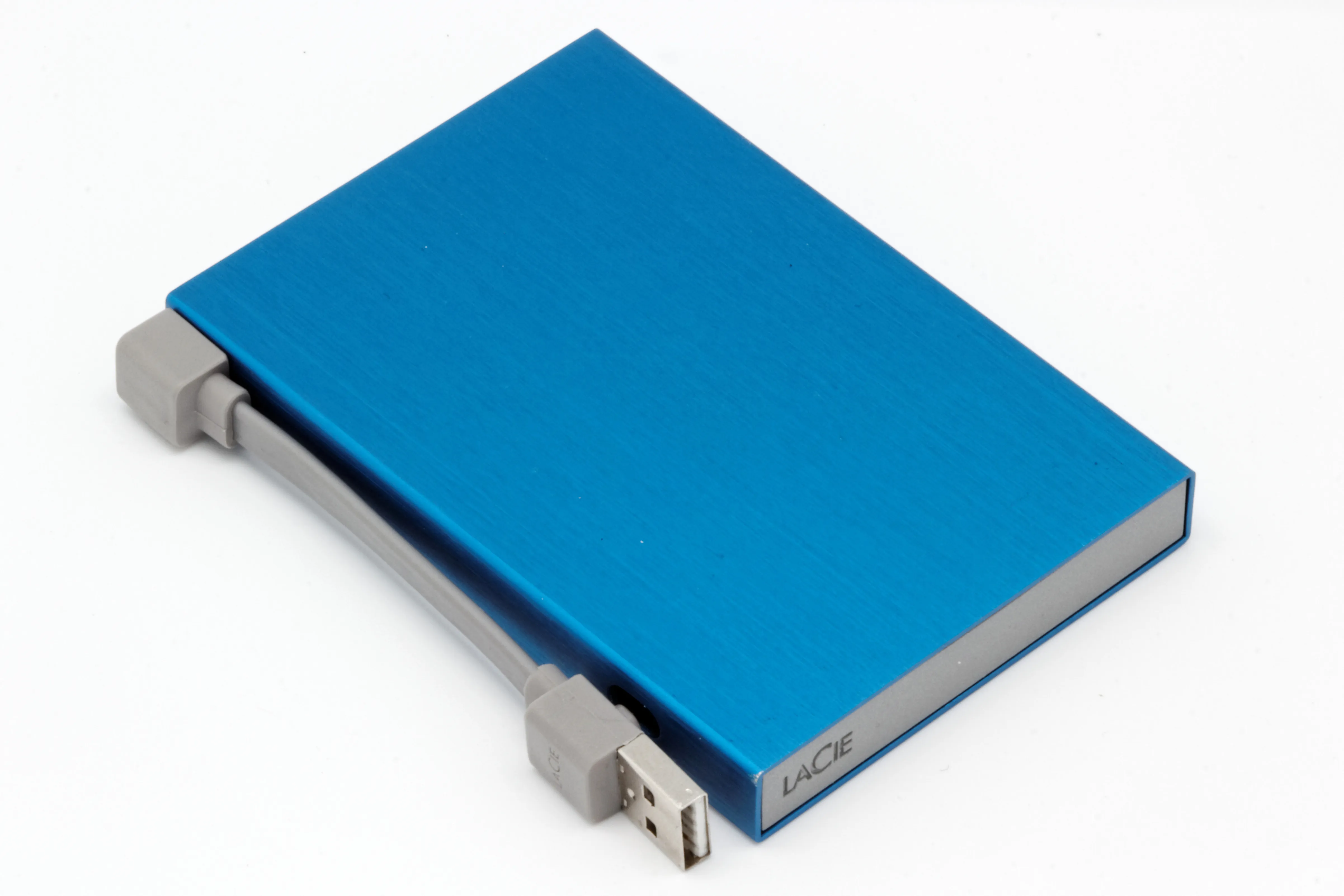 03 Hard disk eksternal LaCie berwarna biru dengan kabel USB