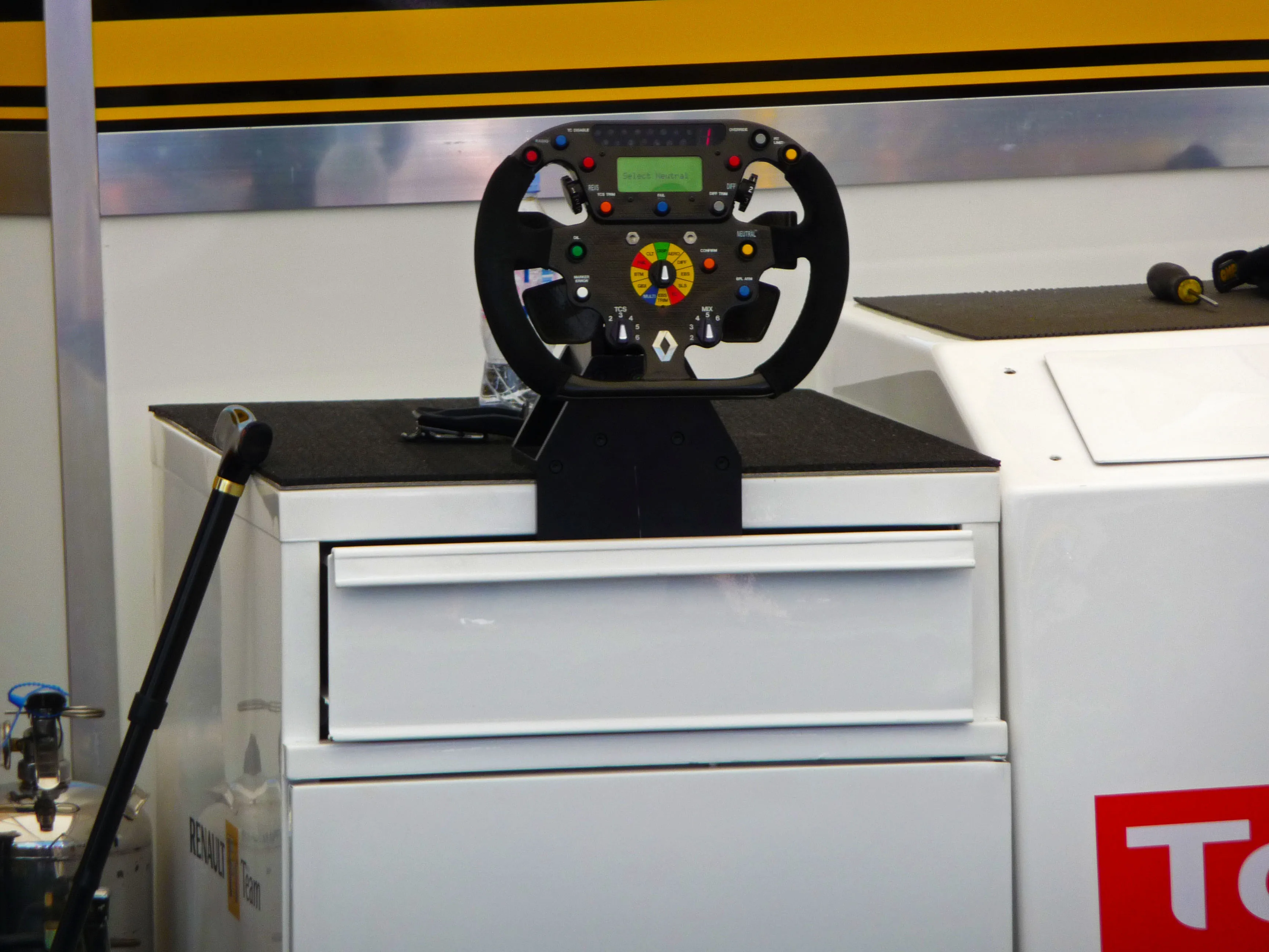 Garasi tim F1 dengan mobil dan teknisi menyiapkan data