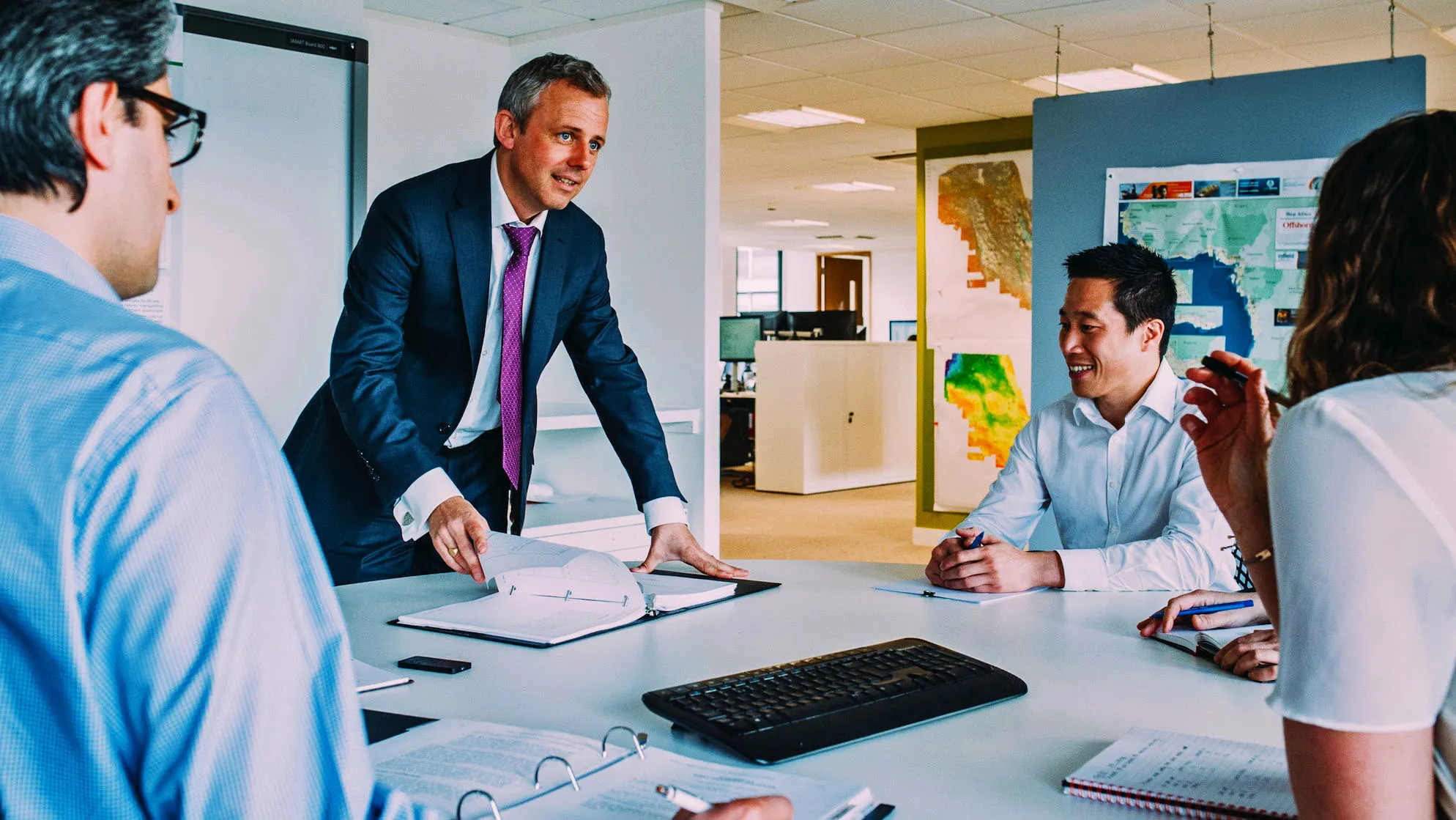 marketing team strategy meeting sumber oktopost com