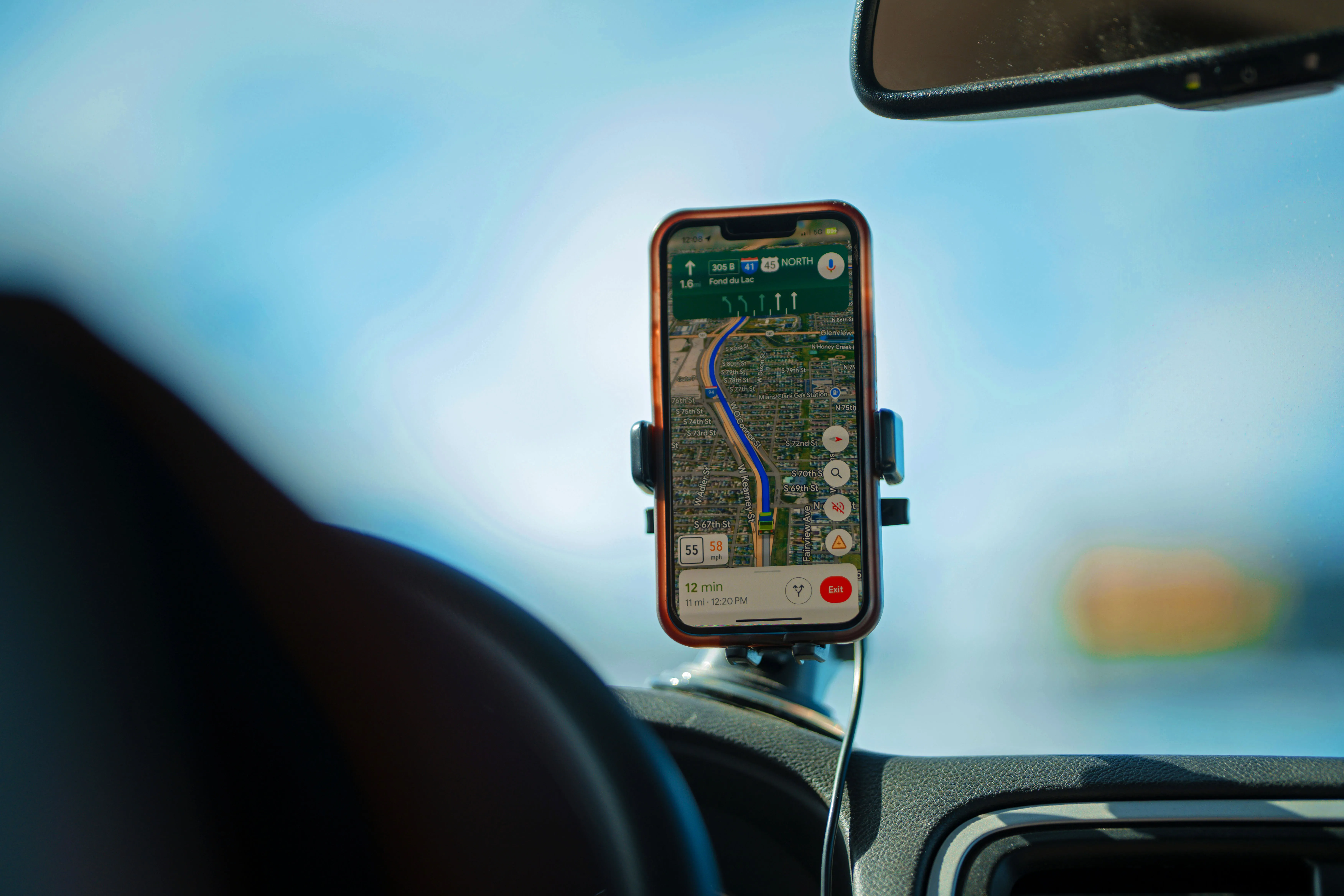 Layar navigasi mobil menampilkan rute real time