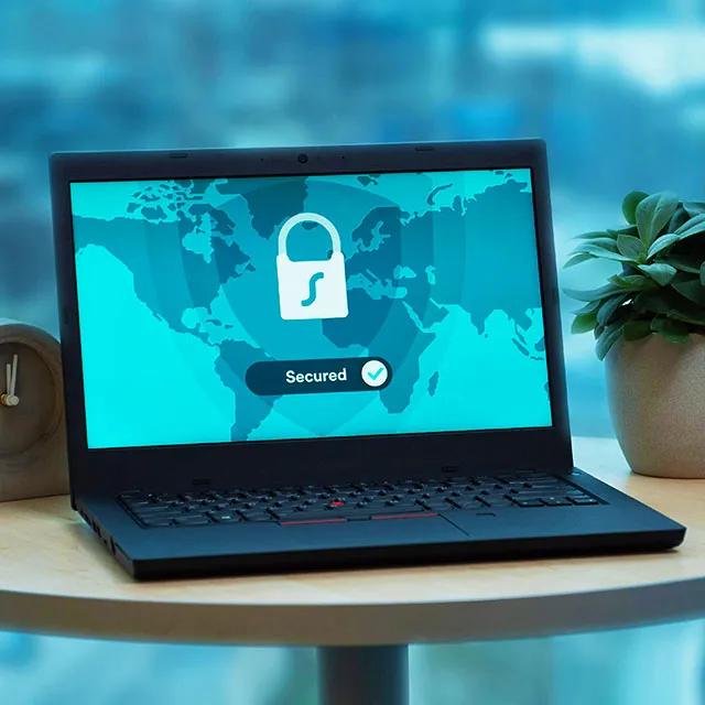 Laptop menampilkan ikon gembok sebagai simbol koneksi aman