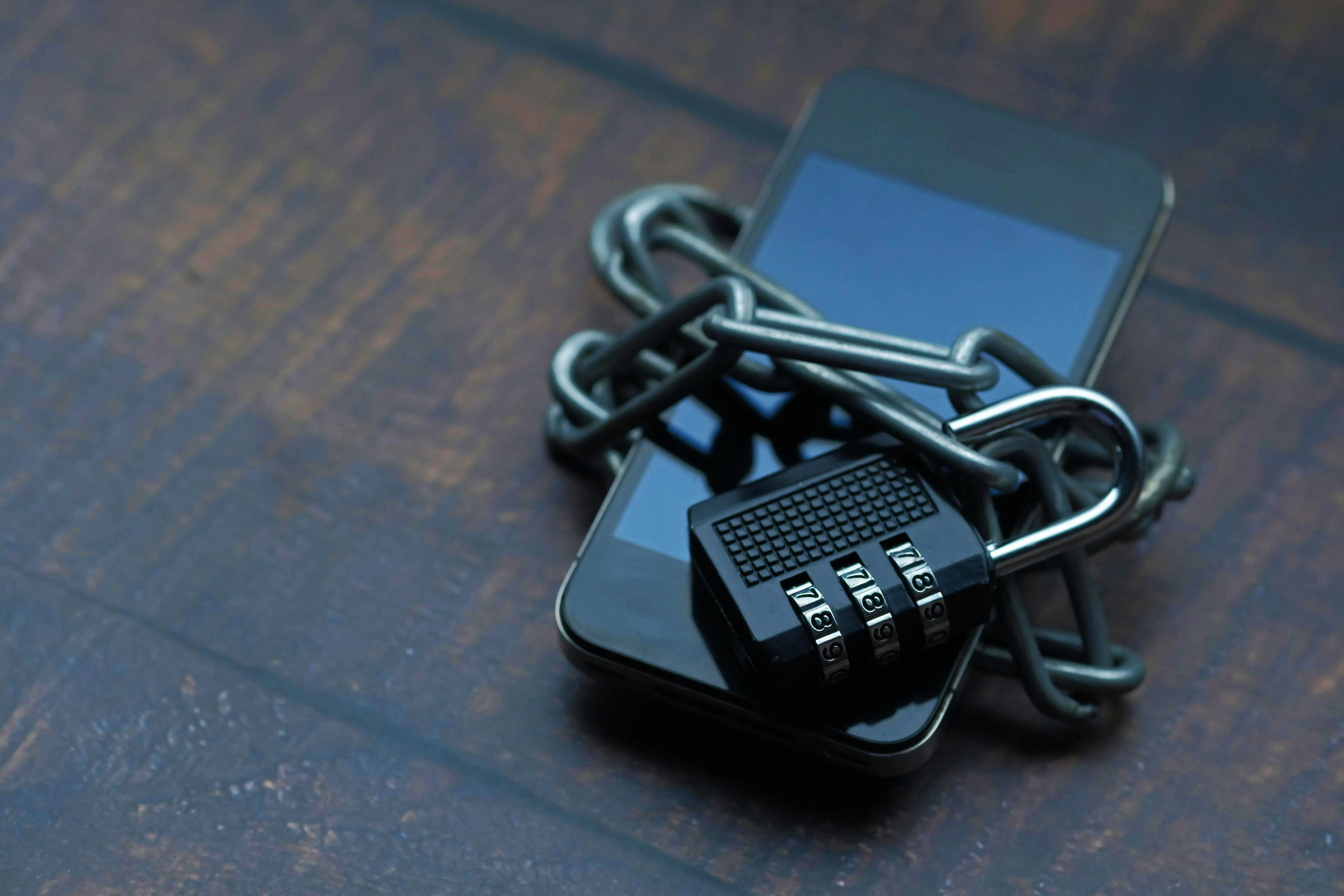 Smartphone dengan gembok sebagai simbol keamanan dan privasi