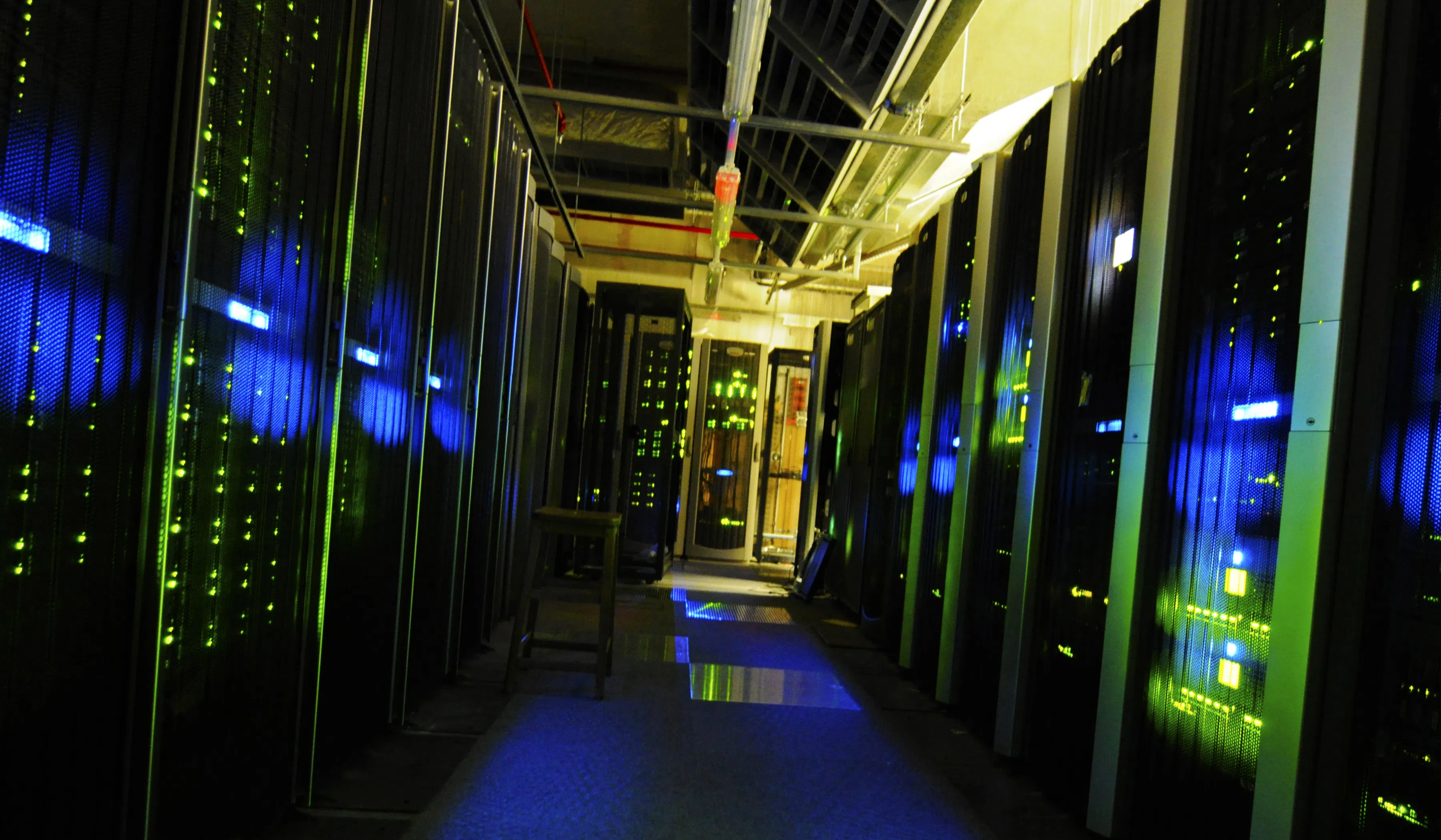 Ruang server yang menegaskan AI punya batas nyata